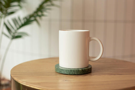 Tasse de thé vert fumant pour le matin - Bienfaits du thé vert tous les jours