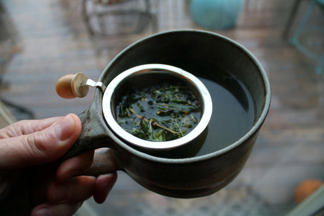 Tasse de thé vert bio fumante pour la routine du matin par Sinensis, Fribourg