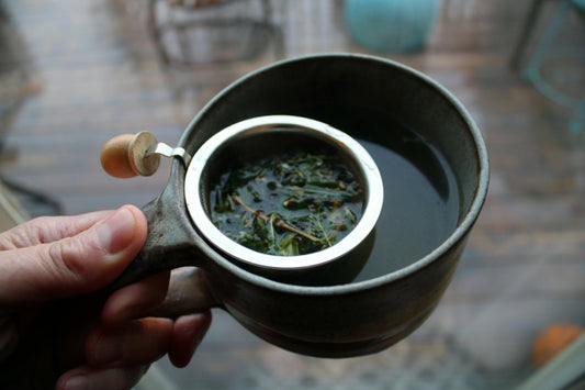 Tasse de thé vert bio fumante pour la routine du matin par Sinensis, Fribourg